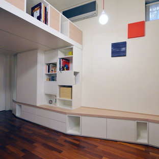 Idéer för ett litet modernt allrum med öppen planlösning, med ett bibliotek, vita väggar, målat trägolv och brunt golv