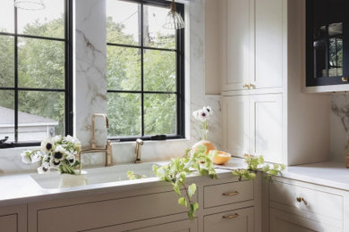 Kitchen - kitchen idea in Chicago
