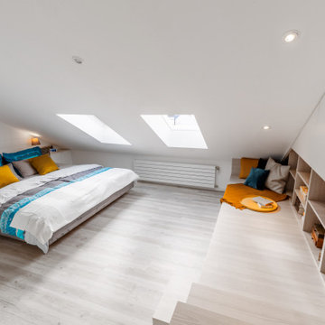 Schlafzimmer mit Einbauschrank unterm Dach