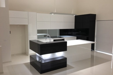 Design ideas for a mid-sized modern kitchen in Wollongong.