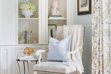 Transitional home design photo in Little Rock