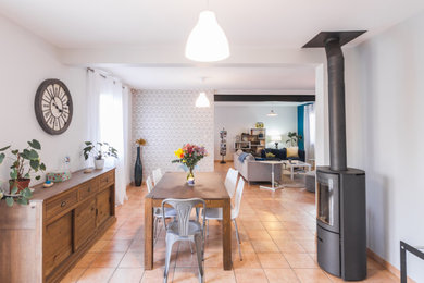 Aménagement d'une salle à manger contemporaine de taille moyenne.