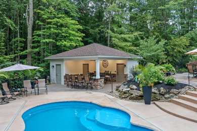 Example of a minimalist home design design in Cleveland