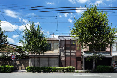 Diseño de fachada gris moderna de dos plantas con tejado a dos aguas, microcasa y tejado de teja de barro