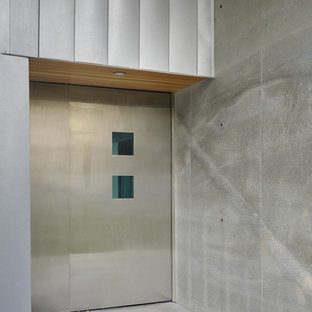 Esempio di un ingresso o corridoio industriale con pavimento alla veneziana