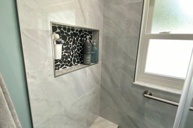 Inspiration for a modern bathroom remodel in Orlando