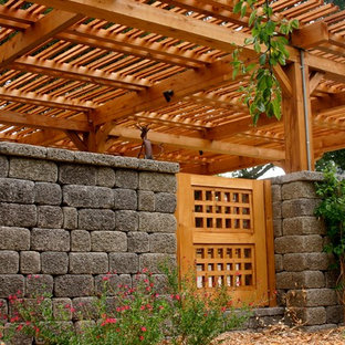 Inspiration pour un jardin arrière traditionnel.