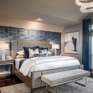 Mittelgroßes Modernes Hauptschlafzimmer mit grauer Wandfarbe, dunklem Holzboden und Tapetenwänden in Houston