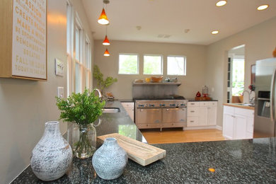 Kitchen - traditional kitchen idea in Boston