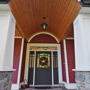 Пример оригинального дизайна интерьера: входная дверь в стиле кантри с двустворчатой входной дверью, черной входной дверью, красными стенами и темным паркетным полом