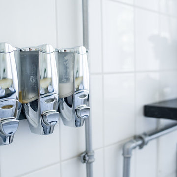 Der Seifenspender paßt gut zum Design und die bunten Flaschen sind Geschichte