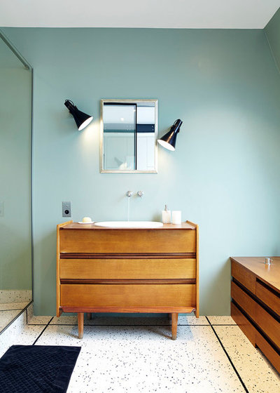 Contemporary Bathroom by LORRAINE COLSON | Architecte d'Intérieur