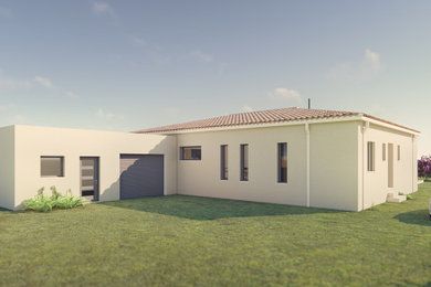 Aménagement d'une façade de maison blanche contemporaine en brique de taille moyenne et à un étage avec un toit à quatre pans, un toit en tuile et un toit marron.