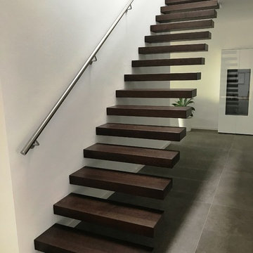 Kragarmtreppe mit beleuchtetem Handlauf