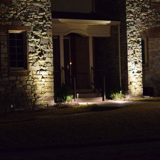 Создайте стильный интерьер: огромный, двухэтажный, разноцветный фасад частного дома в классическом стиле с комбинированной облицовкой и полувальмовой крышей - последний тренд