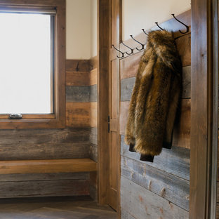 Выдающиеся фото от архитекторов и дизайнеров интерьера: тамбур среднего размера в стиле рустика с бежевыми стенами, раздвижной входной дверью, входной дверью из дерева среднего тона, полом из сланца и коричневым полом