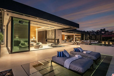 Deck - large contemporary deck idea in Los Angeles