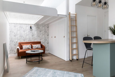 Cette image montre un petit salon mansardé ou avec mezzanine nordique avec du papier peint.