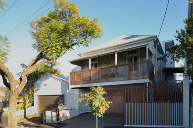 Design ideas for a mid-sized contemporary exterior in Brisbane.
