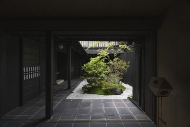 京都にある和風のおしゃれなテラス・中庭の写真