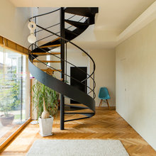 My Houzz：開放的な窓とデッキと庭。自然素材にこだわった、家族みんながのびのび楽しく暮らせる家