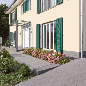 Groß und modern: Podest vor der Haustür.