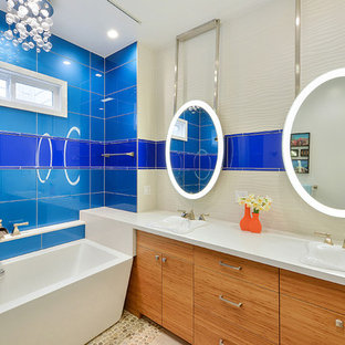 Bäder mit bunten Wänden und Kiesel-Bodenfliesen Ideen, Design & Bilder