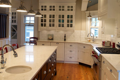 Example of a classic kitchen design in Vancouver