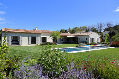 Cette image montre un jardin avant méditerranéen avec du gravier.