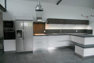 This is an example of a modern kitchen in Nice.