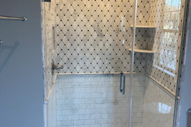 Ejemplo de cuarto de baño moderno de tamaño medio con ducha empotrada, baldosas y/o azulejos grises, baldosas y/o azulejos de cerámica, aseo y ducha y ducha con puerta con bisagras