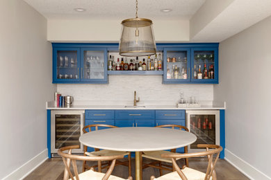 Home bar - modern home bar idea in Minneapolis