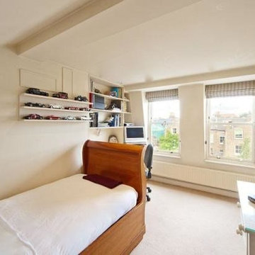 Sleigh bed