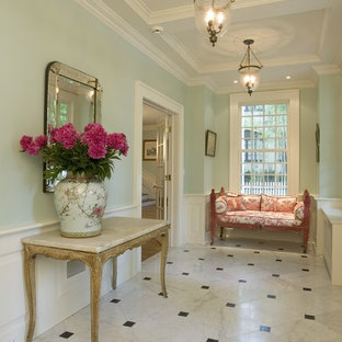 Immagine di un ingresso o corridoio chic con pareti blu, pavimento in marmo e pavimento multicolore