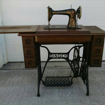 Antique Singer Sewing Machine & Cabinet