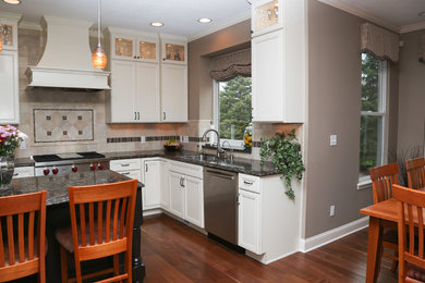 Inspiration for a timeless kitchen remodel in Cleveland