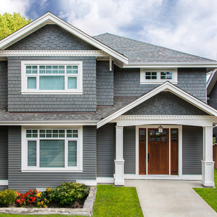Idéer för att renovera ett mellanstort amerikanskt grått hus, med två våningar, sadeltak och tak i shingel