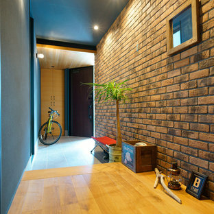 名古屋の片開きドアエクレクティックスタイルのおしゃれなマッドルーム (マルチカラーの壁、濃色木目調のドア) の写真