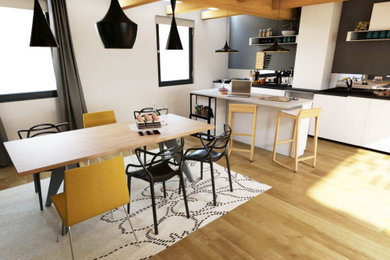 Cette image montre une grande salle de séjour design ouverte avec un mur gris, parquet clair et poutres apparentes.