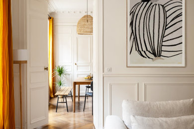 Idées déco pour un grand salon contemporain haussmannien avec un mur beige, un sol en bois brun, un téléviseur indépendant, un sol marron et boiseries.