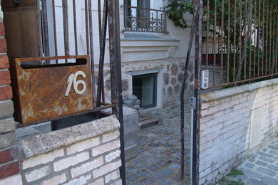 Inspiration pour une petite terrasse traditionnelle avec une cour, des pavés en pierre naturelle et aucune couverture.