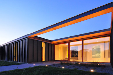 Example of a minimalist home design design in Milwaukee