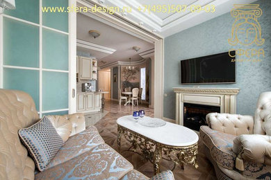 モスクワにある高級な中くらいなトランジショナルスタイルのおしゃれなリビング (青い壁、淡色無垢フローリング、横長型暖炉、木材の暖炉まわり、壁掛け型テレビ、ベージュの床) の写真