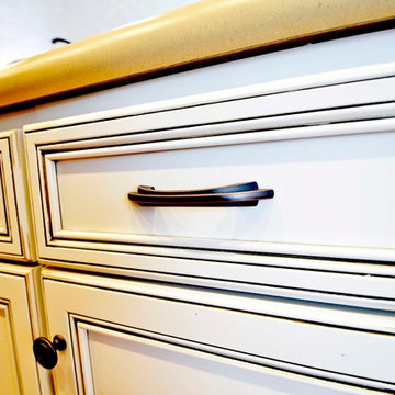 Maple kitchen cabinets in macadamia with chocolate glaze