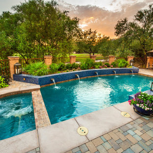 フェニックスの中サイズのオーダーメイドコンテンポラリースタイルのおしゃれなプール (レンガ敷き) の写真