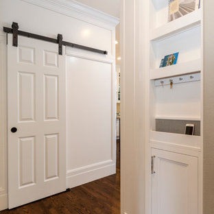 Große Klassische Küche in L-Form mit Unterbauwaschbecken, Schrankfronten im Shaker-Stil, weißen Schränken, Quarzwerkstein-Arbeitsplatte, Küchenrückwand in Grau, Rückwand aus Porzellanfliesen, Küchengeräten aus Edelstahl, braunem Holzboden, Kücheninsel, Vorratsschrank, braunem Boden und grauer Arbeitsplatte in Boise