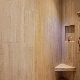 Foto di una grande stanza da bagno padronale minimalista con ante lisce, ante in legno scuro, doccia a filo pavimento, WC monopezzo, piastrelle grigie, piastrelle in ceramica, pareti beige, pavimento in gres porcellanato, lavabo da incasso, top piastrellato, pavimento grigio, doccia aperta e top grigio