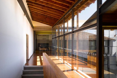 Foto de despacho tradicional renovado de tamaño medio con paredes blancas y suelo de madera en tonos medios