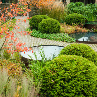 サンクトペテルブルクの夏のコンテンポラリースタイルのおしゃれな庭の写真