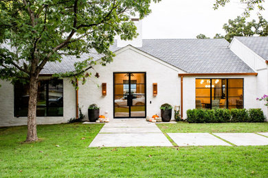 Diseño de fachada de casa blanca y negra minimalista grande con tejado de teja de madera